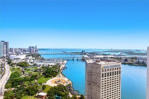325 S Biscayne Blvd in Miami, FL - Building Photo