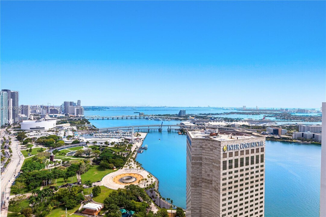 325 S Biscayne Blvd in Miami, FL - Building Photo
