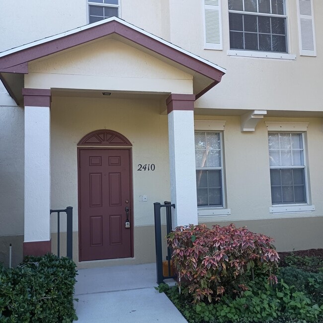 2410 SE Santos Dr in Port St. Lucie, FL - Building Photo - Building Photo