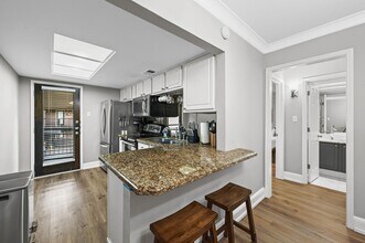 10203 Regal Oaks Dr in Dallas, TX - Building Photo - Building Photo