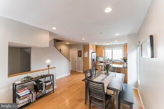 211 Brown St in Philadelphia, PA - Building Photo - Building Photo