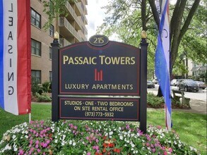 The Towers at Passaic Park in Passaic, NJ - Foto de edificio - Building Photo