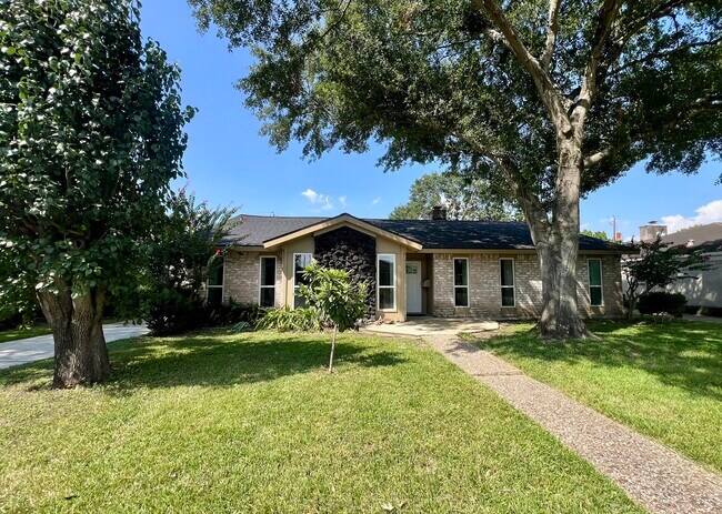 7726 Twin Hills Dr in Houston, TX - Building Photo - Building Photo