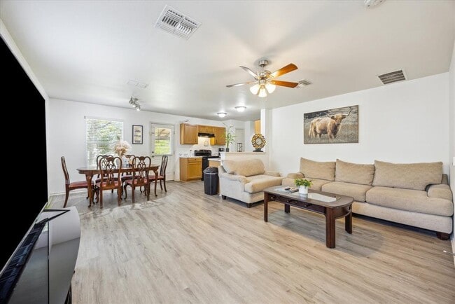 8710 Davis Oaks Trail in Austin, TX - Building Photo - Building Photo