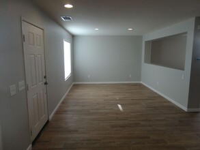 38319 Armstrong Dr in Palmdale, CA - Building Photo - Building Photo