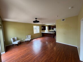 921 Provance Ave in Santa Maria, CA - Foto de edificio - Building Photo