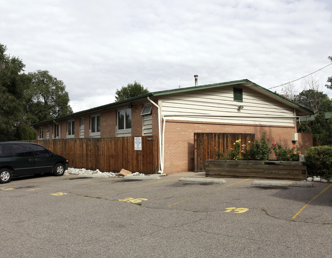 Highline Canal Apartments in Denver, CO - Building Photo - Building Photo