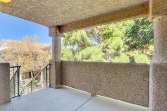 2216 Benmore St, Unit 202 in Las Vegas, NV - Foto de edificio - Building Photo