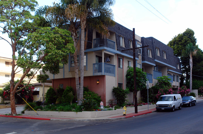 1729 E Pine Ave in El Segundo, CA - Foto de edificio - Building Photo