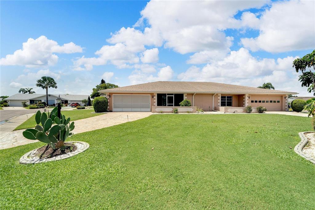 1010 Yellowbird Pl in Sun City Center, FL - Building Photo