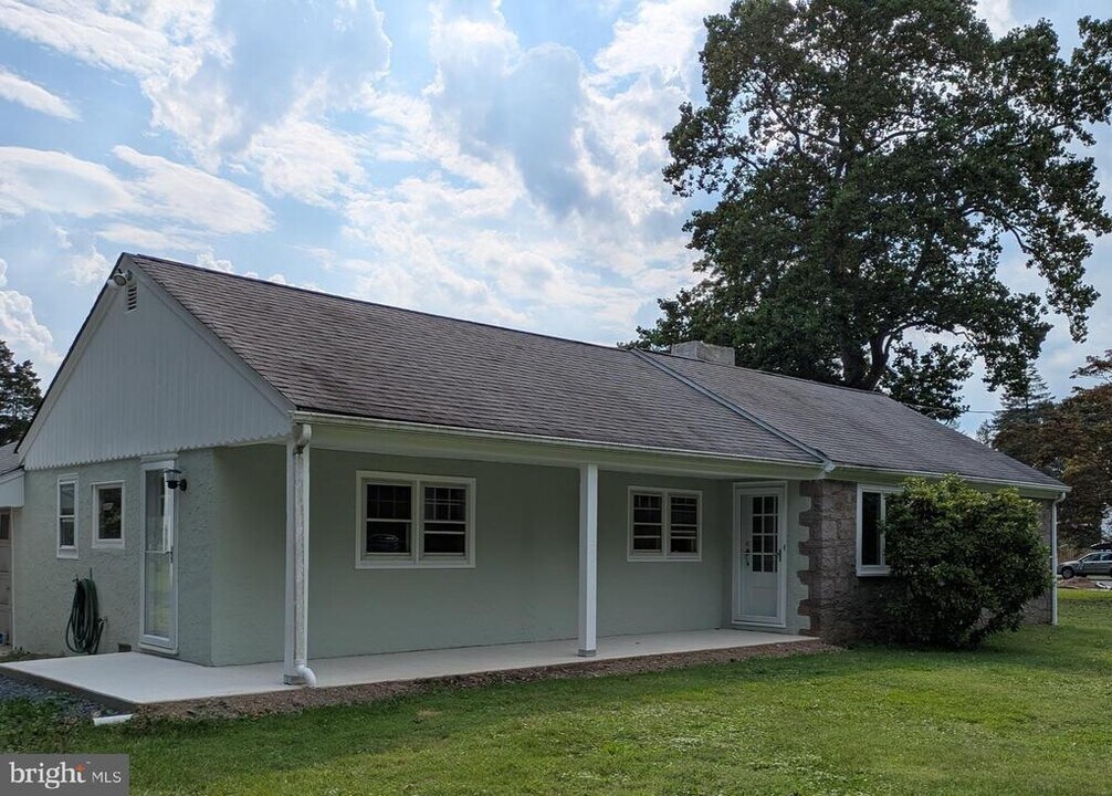 3157 N Sugan Rd in Solebury, PA - Building Photo