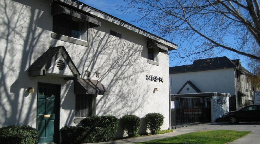 Walnut Village in Newhall, CA - Foto de edificio