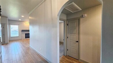 2249 E Thomas Terrace in Mustang, OK - Foto de edificio - Building Photo