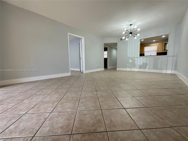 13707 Kendale Lakes Cir-Unit -114 in Miami, FL - Foto de edificio - Building Photo