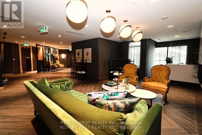 395 Dundas St W in Oakville, ON - Building Photo - Building Photo