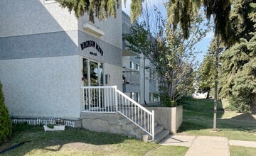 Robinson Mews in Lloydminster, AB - Building Photo - Building Photo