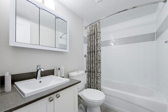 Bay 200 in Hamilton, ON - Building Photo - Building Photo