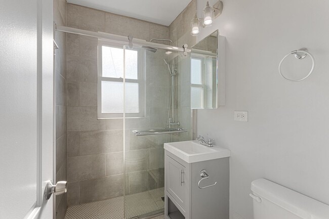 1517 W Sherwin Ave, Unit 2 in Chicago, IL - Building Photo - Building Photo