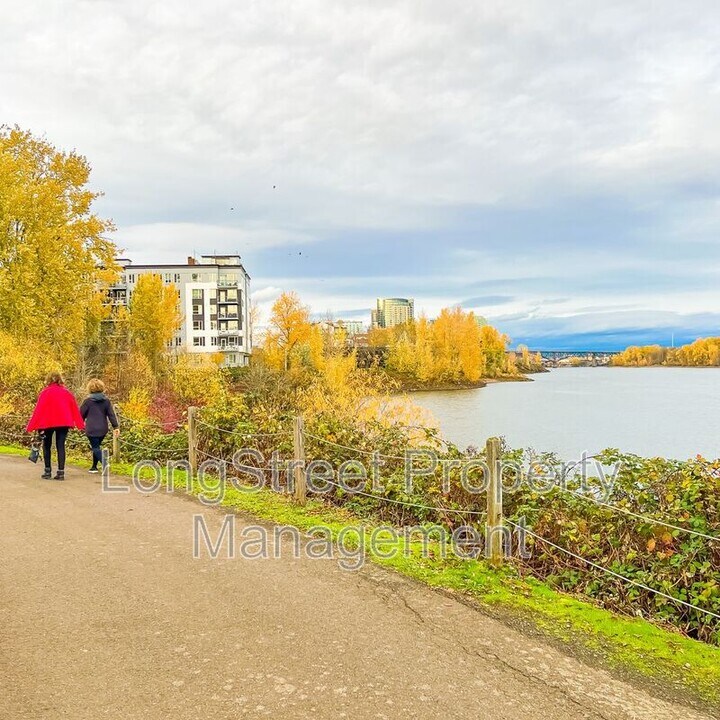 4980 S Landing Dr in Portland, OR - Building Photo