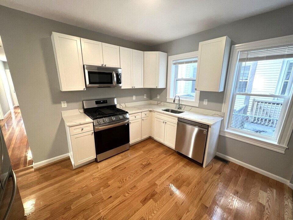 33 Hancock St, Unit 2 in Somerville, MA - Building Photo