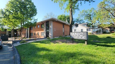 7880 Big Bend Blvd, Unit 1st floor in Webster Groves, MO - Foto de edificio - Building Photo