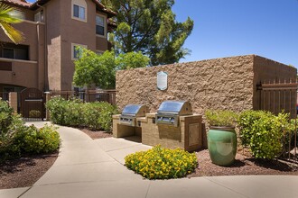 Court Senior Apartments in Las Vegas, NV - Foto de edificio - Building Photo