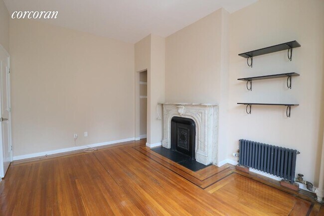 33-12 28th St in Queens, NY - Building Photo - Building Photo