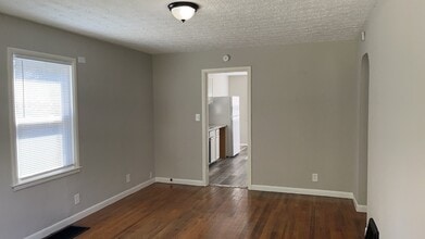 250 E Parkwood Dr in Dayton, OH - Building Photo - Building Photo