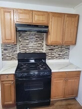 366 North St, Unit #2 in Middletown, NY - Foto de edificio - Building Photo