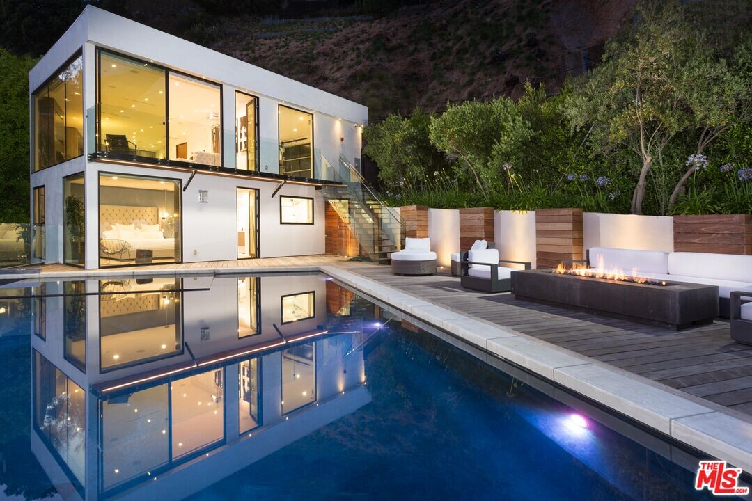 8780 Hollywood Blvd in Los Angeles, CA - Foto de edificio