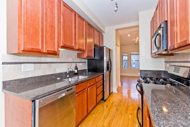 3453 N Wolcott Ave, Unit 3