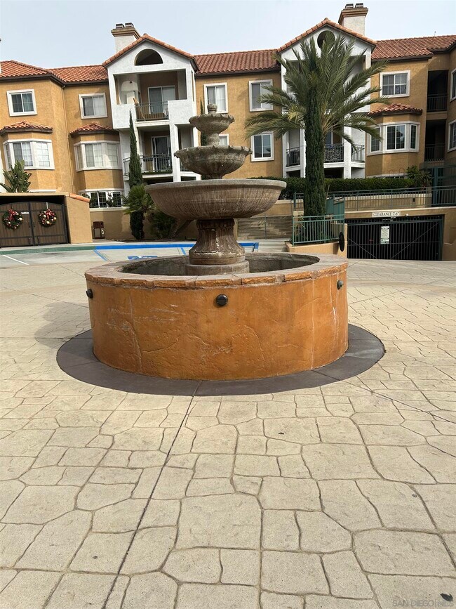 2250 Camino De La Reina-Unit -313 in San Diego, CA - Building Photo - Building Photo