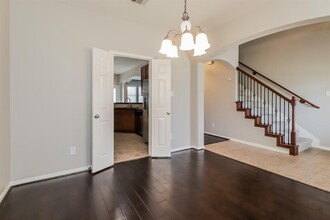 105 Avery Springs Ln in Dickinson, TX - Foto de edificio - Building Photo