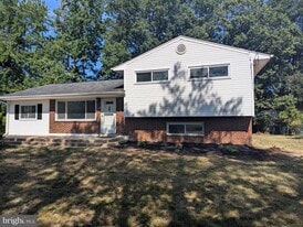 6327 Willowood Ln in Alexandria, VA - Building Photo