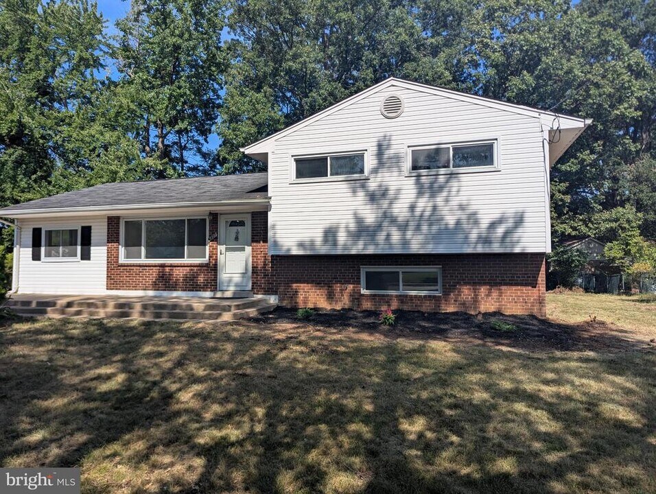 6327 Willowood Ln in Alexandria, VA - Building Photo