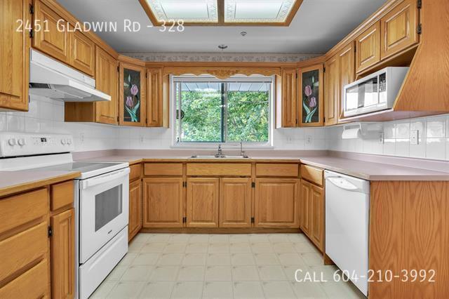 2451 Gladwin Rd in Abbotsford, BC - Building Photo - Building Photo
