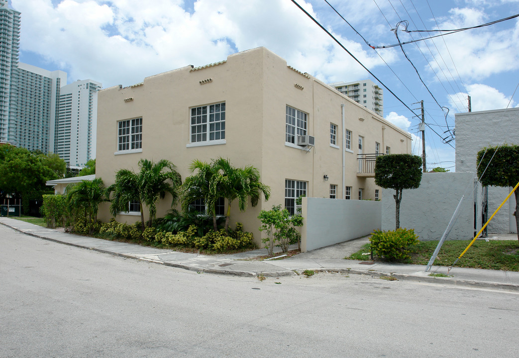 220-222 NE 20th St in Miami, FL - Foto de edificio