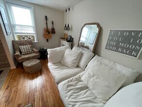 273 W 3rd St, Unit 2 in Boston, MA - Foto de edificio - Building Photo