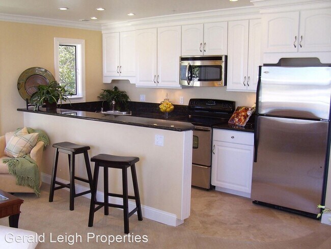 585 Laine St in Monterey, CA - Building Photo - Building Photo