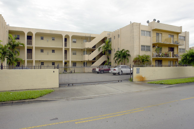 Regency Club Apartments in Hialeah, FL - Building Photo - Building Photo