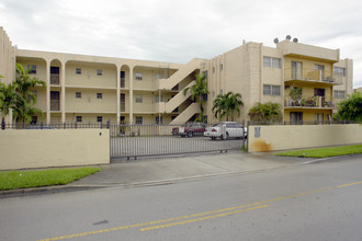 Regency Club Apartments in Hialeah, FL - Foto de edificio - Building Photo