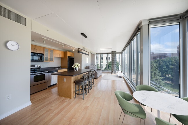 8151 33rd Ave S, Unit 305 E in Bloomington, MN - Foto de edificio - Building Photo