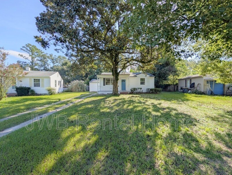 5517 Lakewood Cir E in Jacksonville, FL - Building Photo