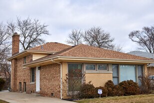 3830 W Touhy Ave in Lincolnwood, IL - Building Photo