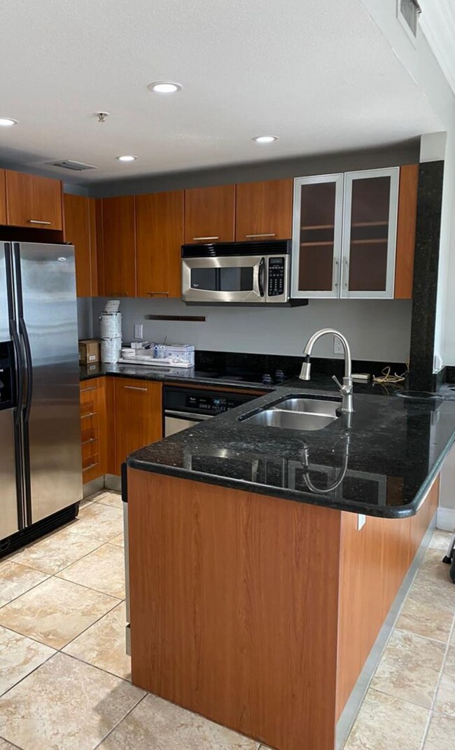 235 SW 17th Rd in Miami, FL - Foto de edificio - Building Photo