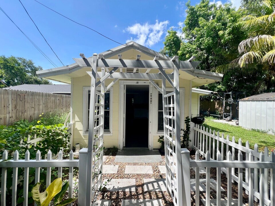 610 8th St W in Palmetto, FL - Building Photo