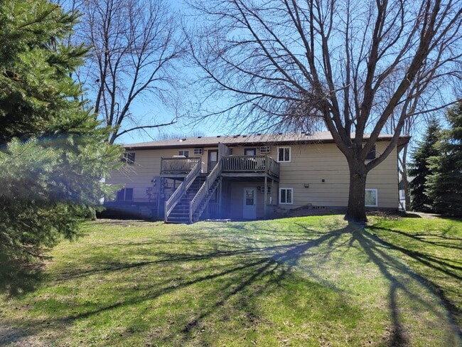 1006 Emerald Ct, Unit #2 in Marshall, MN - Foto de edificio - Building Photo