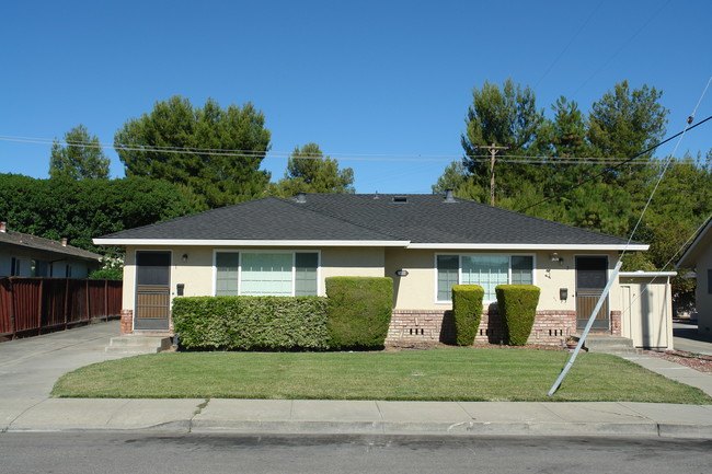 2452 Karen Dr in Santa Clara, CA - Building Photo - Building Photo