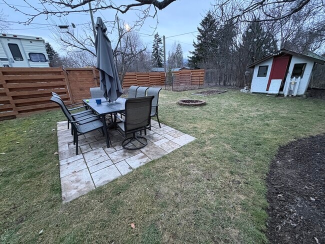 1220 W Superior St in Sandpoint, ID - Foto de edificio - Building Photo