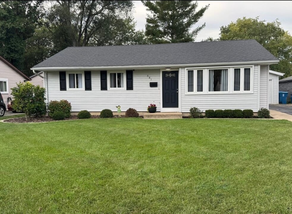 681 Stockton Heights Dr in Bourbonnais, IL - Building Photo